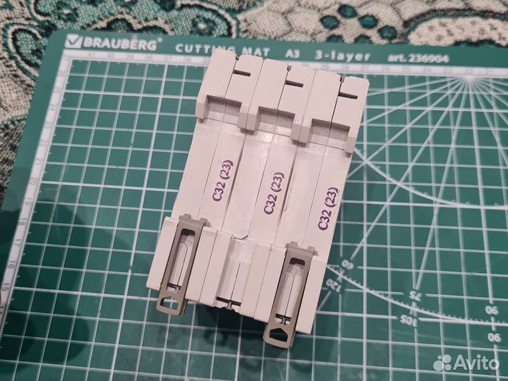 Автоматический выключатель трехполюсный Legrand