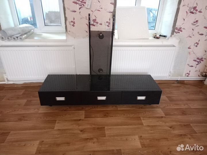 Стеклянная тумба под тв