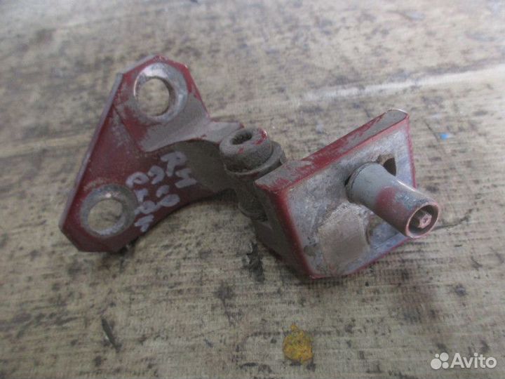 Петля двери передней правой верхняя VW Jetta 2006