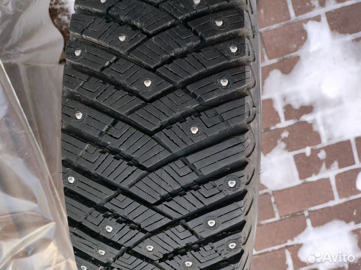 Goodyear UltraGrip Ice Arctic SUV 215/70 R16