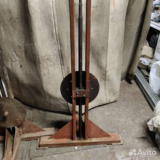 Подъемник для ремонта авто