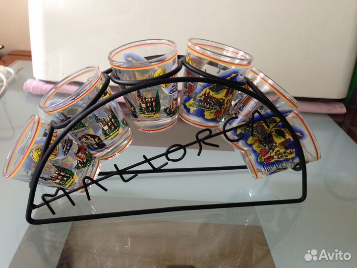 Ваза, бокалы и стеклянные игрушки