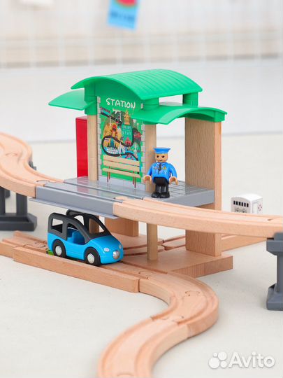 Станция двухуровневая. Деревянная железная дорога
