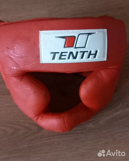 Боксерские перчатки и шлем для бокса