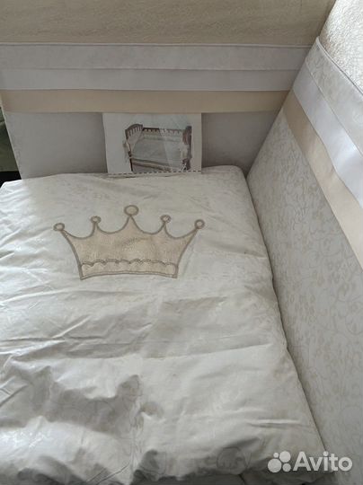 Бортики и балдахин в кроватку с одеялом