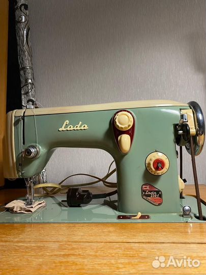 Швейная машина LADA 236-1 со столом (Чехословакия)