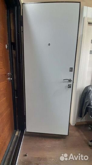 Дверь входная бюджет белая