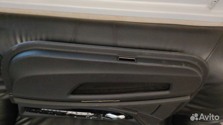 Обшивка двери передняя правая Bmw 750Lix F02 N63