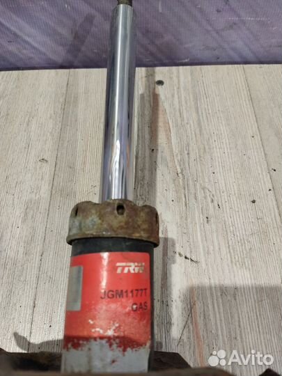 Амортизатор стойка перед Nissan almera N16 Прав