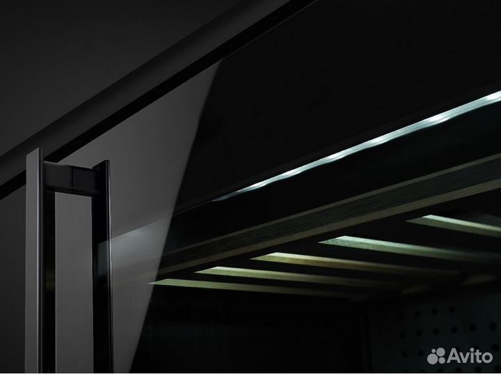 Холодильный шкаф для вина Smeg cvi638rn3