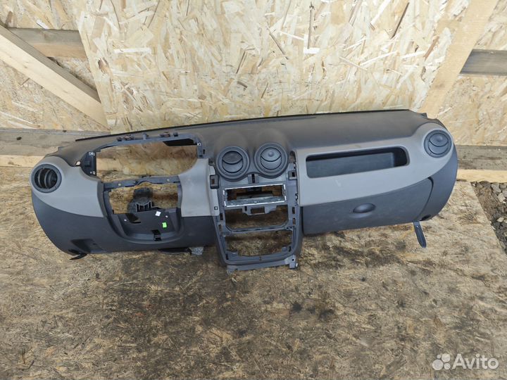 Торпедо Renault Sandero 1