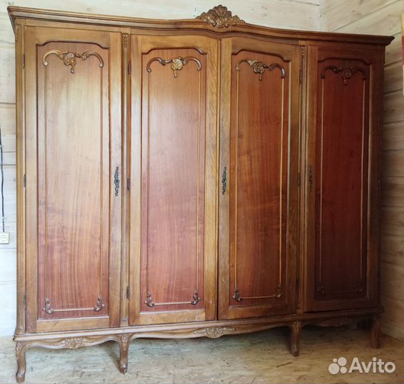 Шкаф массив ореха с резьбой. Производство Румыния