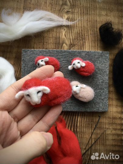 Брошка валяная овечка