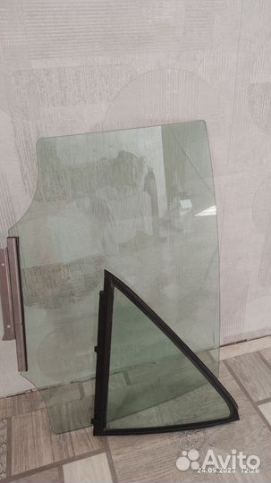 Боковое стекло