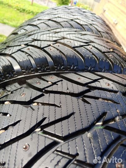 Royal Black Royal Stud 215/70 R15