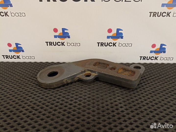 1740951 Кронштейн амортизатора