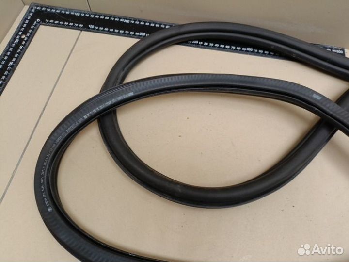 Уплотнитель дверного проема задний левый Skoda