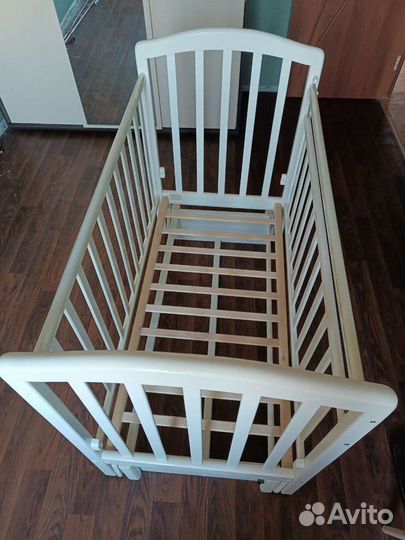 Детская кроватка с маятником