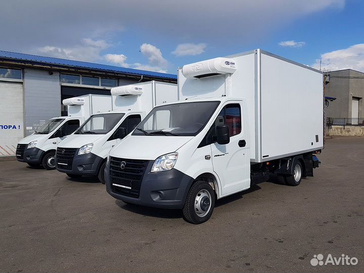 Водитель на своем грузовом авто реф