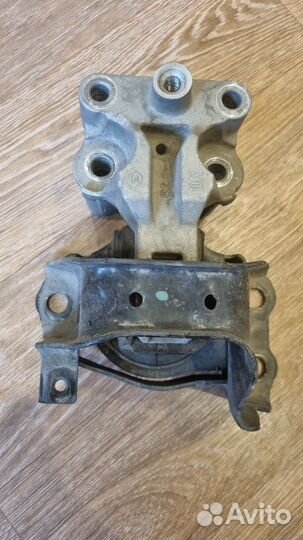 Подушка двигателя