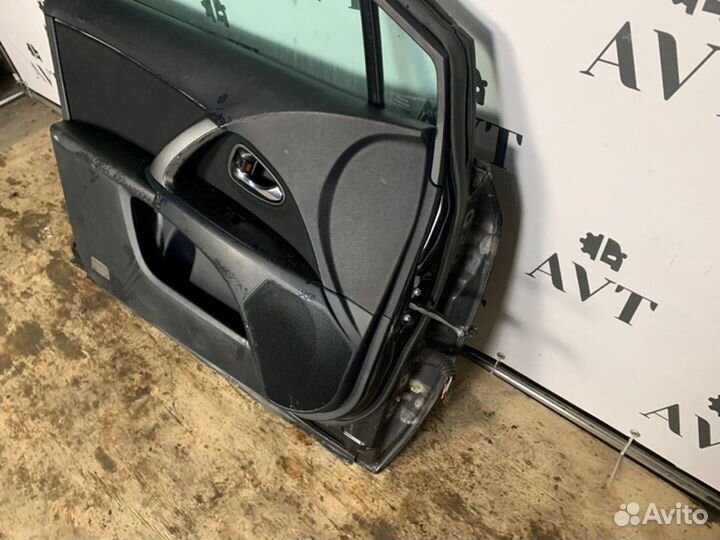 Дверь боковая передняя левая Toyota Avensis T2