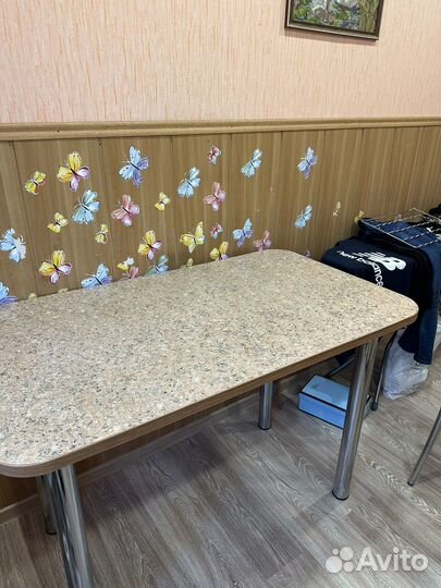 Стол со стульями