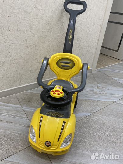 Машинка-каталка с ручкой