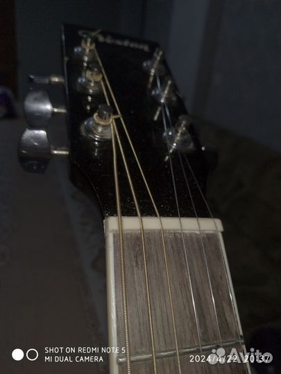 Акустическая гитара