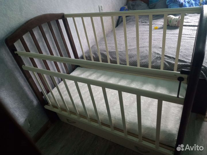 Детская кроватка с маятником