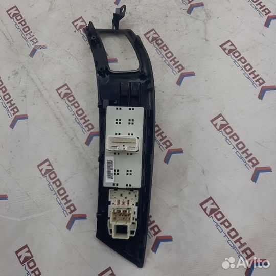 Переключатель стеклоподъемника подительской двери