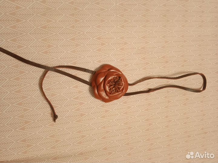 Украшение на шею из кожи