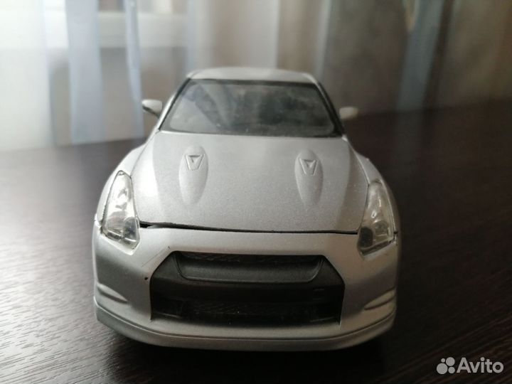 Машина nissan GT-R