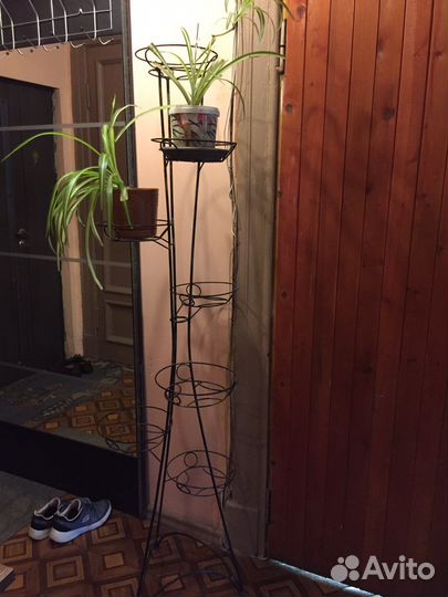 Подставка под цветы металлическая