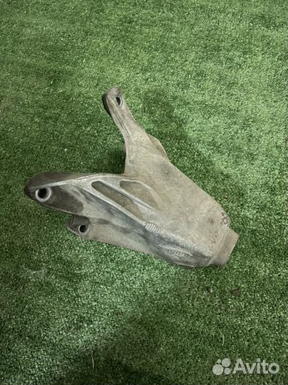 Кронштейн двигателя передний левый Audi Q5 8R