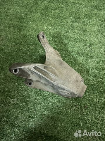 Кронштейн двигателя передний левый Audi Q5 8R