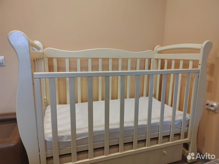 Детская кроватка с маятником и ящиком