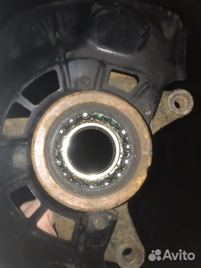 Левый поворотный кулак и ступица