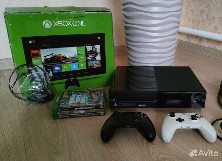 Xbox One S 2 геймпада + 400 игр