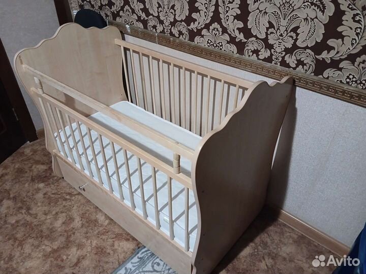 Детская кроватка с маятником, в хорошем состоянии