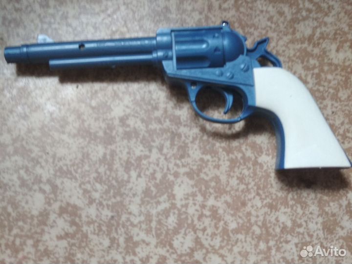 9 игр. пистолетов, 10 стрел, световой меч, нунчаки