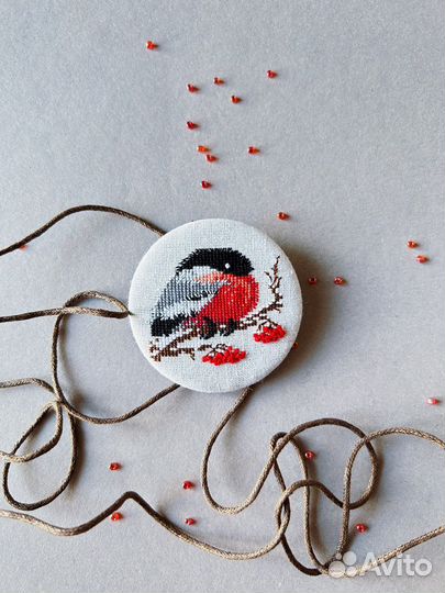 Снегирь. Брошь ручной работы