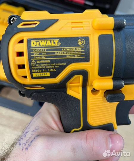 Шуруповерт dewalt ударный 26v+набор