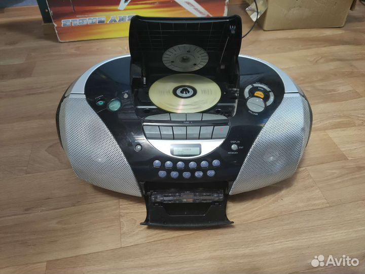 Магнитофон Sony, с радио, считывает диски, кассеты