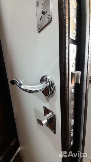 Дверь входная бюджет белая