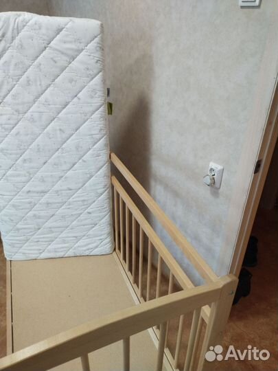 Детская кроватка с маятником и матрасом