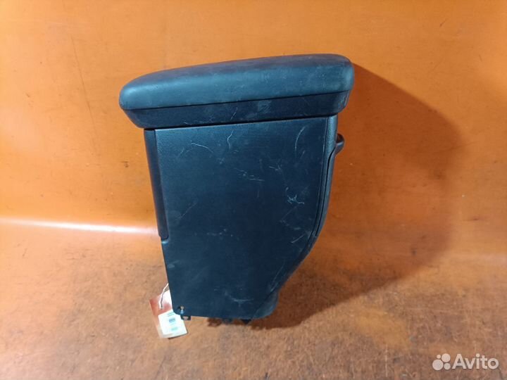 Подлокотник на Toyota Aqua NHP10