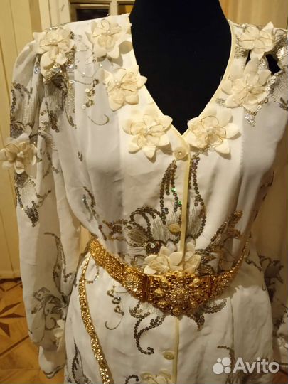 Национальный костюм белоснежного цвета с цветами