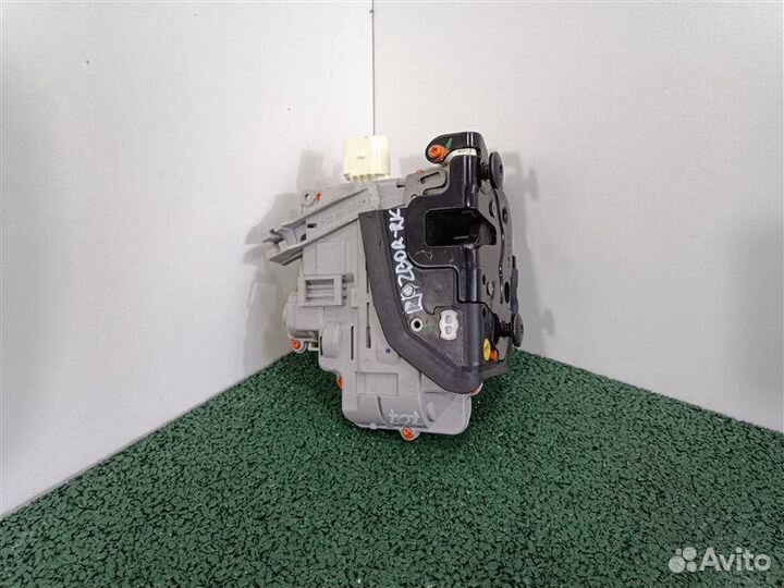 Замок двери передний левый Vw Passat B7 2011