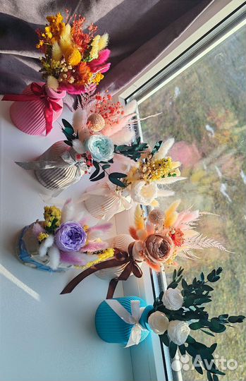Букет из сухоцветов и цветов в вазе
