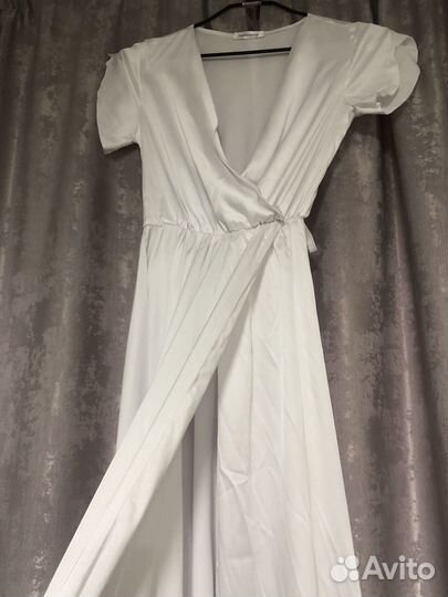 Длинное белое повтье с портупеей